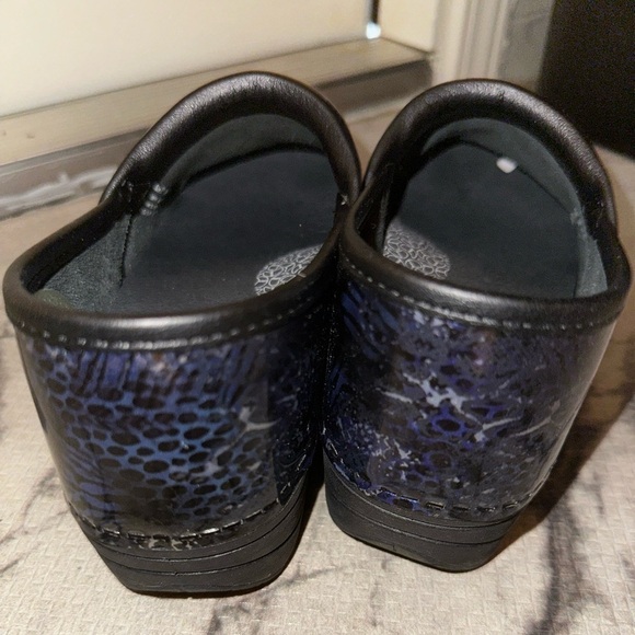 Dansko women’s blue and black pattern XP 2.0 nursing clogs 37 comfort clogs - Picture 6 of 9